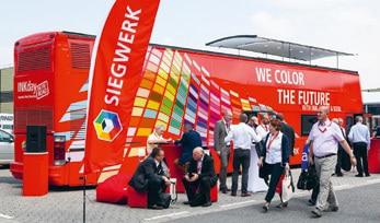 Der speziell für die drupa eingerichtete Messe-Bus war laut Siegwerk besetzt mit Interessenten aus aller Welt