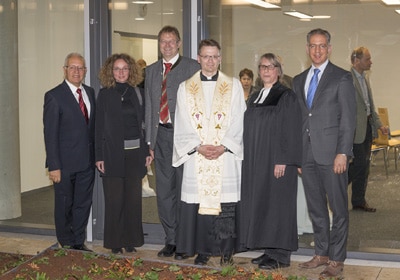 (Von links nach rechts): Helmut Schreiner, 2. Bürgermeisterin Angelika Kühlewein, Bürgermeister Christian Kuchlbauer, Pfarrer Ulrich Kampe, Pastorin Martina Buck und Geschäftsführer Roland Schreiner.