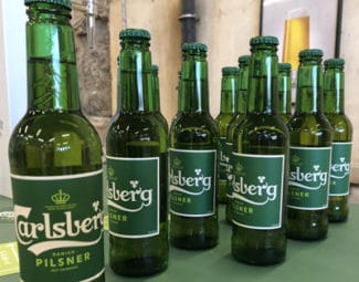 Carlsberg-Bierflaschen mit nachhaltigen Etiketten