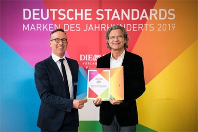 Andreas Meyer (l.), Marketing Director Avery Zweckform und Verleger Dr. Florian Langenscheid bei der Übergabe der Urkunde zur „Marke des Jahrhunderts“