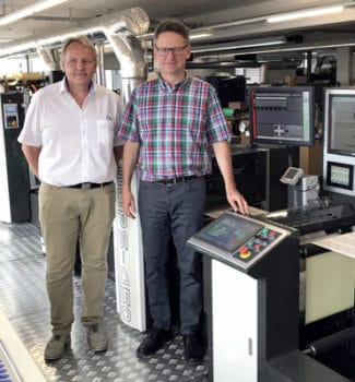 Martin Vogel, Geschäftsführer von Printcon (links) und Jörg Hoss, Geschäftsführer von Wilkri-Etiketten neben der neuen Wanji WJPS 450