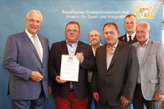 Die Auszeichnung zum „Ehrenamtsfreundlichen Betrieb“ erhielt die Dieter Kempa Etiketten GmbH vom bayerischen Innenminister