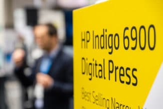 Auf der Labelexpo unterschrieb die K-D Hermann GmbH contact Labelling Systems den Kaufvertrag für die neue HP Indigo 6900