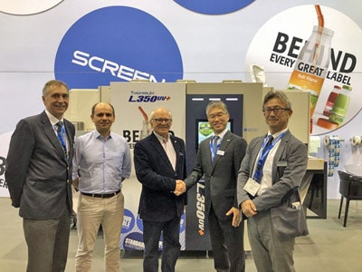 Von links nach rechts: Fernando Tordo, Sales Manager, Screen Iberia, Miguel Rainho und Luis Rainho, Akihiro Fujii, President, Screen Europe und Yukiyoshi Tanaka, Senior Vice President, Packaging and Labels, Screen