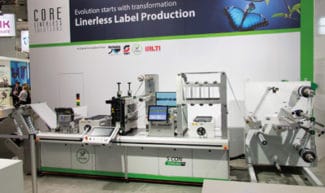 Mit der auf der Labelexpo gezeigten S-CON Starline von Spilker kann Etikettenmaterial ohne Träger verarbeitet werden. Das Inspektionssystem verbessert die Produkt- und Prozessqualität