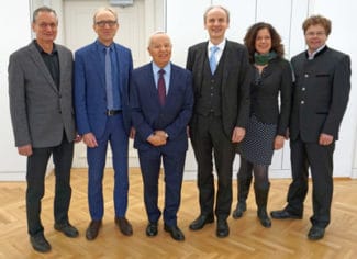 Helmut Schreiner im Kreise der Gratulanten (v.l.): Prof. Dr. Andreas Berchtold, Vizepräsident Prof. Dr. Klaus Kreulich, Prof. h. c. mult. Dr. h. c. Helmut Schreiner, Präsident Prof. Dr. Martin Leitner, Prof. Dr. Sandra Ibrom und Prof. Dr. Ulrich Moosheimer