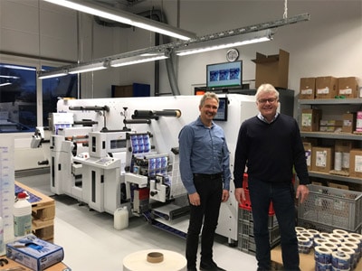 Zufrieden mit dem ersten Testlauf der Rhyguan Top-330Plus-2 Maschine: Eugen Kölling (r.), Geschäftsführer HP-Etikett GmbH & Co. KG (links) und Peer Boysen, Geschäftsführer B&T Tec GmbH