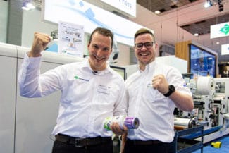 Tom Couckuyt and Ben Gregory, beiede Domino, präsentieren auf der Labelexpo die Abwicklung diverser Aufträge innerhalb kürzester Zeit