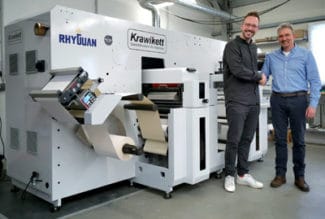 Krawikett-Geschäftsführer Benjamin Pose (l.) und Peer Boysen, Geschäftsführer B+T Tec, vor der neuen Rhyguan-Maschine (Quelle: B+T Tec)