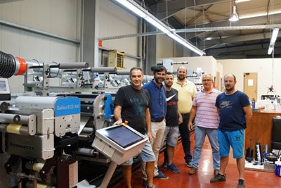 Die neue Etikettendruckmaschine Gallus ECS 340 bei der griechischen Etikettendruckerei Batsios Labels: (v.l.n.r.) Kostas Liantas (Operator), Sakis Athanasiadis (Heidelberg Griechenland), Kostas Ioannidis (PrePress Manager, Batsios Labels), Andreas Nikoletsopoulos (Verkaufsleiter, Batsios Labels), Stelios Batsios (Besitzer, Batsios Labels), Kostas Toulis (Operator) (Quelle: Gallus Ferd. Rüesch AG)