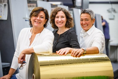 Die Inhaberinnen Claudia Compagni (l.) und Nicoletta Compagni (r.) sowie die Produktionsleiterin Carolin Kügler (m.) freuen sich über das besondere Jubiläum (Quelle: Seb. Wolf)