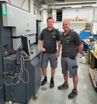 Michael Hermann, Geschäftsführer (l.) und Produktionsleiter Tobias Hecht an der neuen HP Indigo 6900 (Quelle: HP)