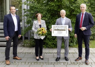 Bei der Ehrung: (v.li.) Bürgermeister Markus Böck, Ehefrau Ulrike Schreiner, Helmut Schreiner und Sohn und Nachfolger Roland Schreiner (Quelle: Schreiner Group)