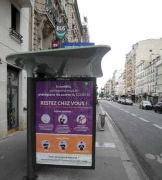 Ein typisches Bild in Paris zur Corona-Zeit – leere Straßen und über Hinweise auf Covid19. Aber so langsam kehrt das Leben zurück. (Quelle: John Penhallow)