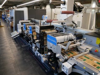Seit Juli 2020 kann die Schelling AG in Reinach, Schweiz auf der hybriden Druckmaschine Gallus Labelfire Low-Migration-konforme Applikation für den Food- und den Pharma-Bereich produzieren (Bildquelle: Gallus Ferd. Rüesch AG)