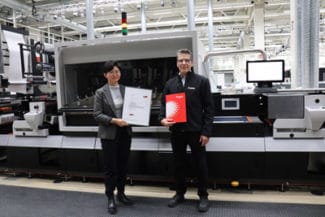 Yuan Li, aus dem Team der Vorstufentechnik am Fogra-Forschungsinstitut für Medientechnologien e.V. überreicht das Fogra-Zertifikat an Colour Consultant, Jochen Schäffner, von Canon Production Printing (Quelle: Canon)