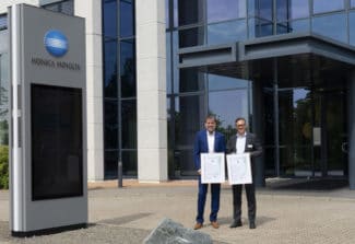 V. l.: Joerg Hartmann, President Konica Minolta Deutschland & Österreich, Dr. Rolf Krökel, Geschäftsführer DEKRA Certification GmbH (Quelle: Konica Minolta)