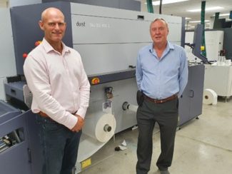 Keith Forster, Inhaber und Geschäftsführer des Familienunternehmens Colorscan (l.) und Peter Bray, Geschäftsführer von Durst UK & Irland, vor der neuen Durst Tau 330 RSC E (Quelle: Durst)