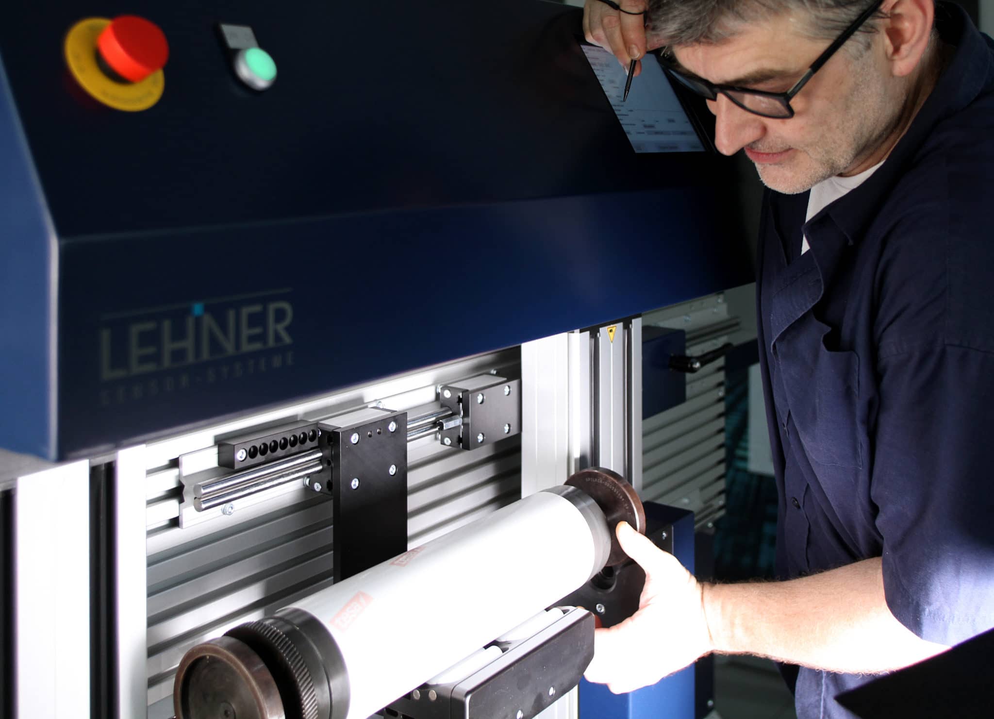 Techniker bei der Montage des Sleeves am Montageautomat FlexoMatrix von Lehner Senosr Systeme (Quelle: Lehner)