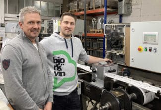 B&T-Tec-Geschäftsführer Peer Boysen (l.) und S.E.N.-Geschäftsführer Sascha Schwarz sind zufrieden mit dem gemeinsamen Projekt Buchdruckmaschine (Quelle: B&T Tec)