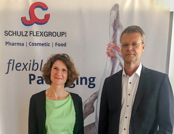 Cordula Schulz (l.), Flexgroup und Dietrich Mägerlein, MC-Line arbeiten gemeinsam, um den Kunden digital gedruckte Kleinauflagen zu liefern (Quelle: MC Line)