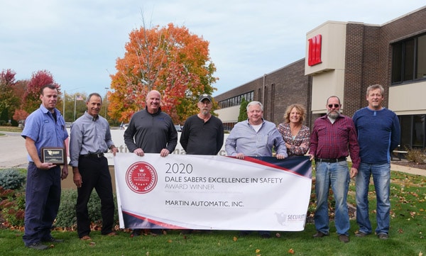 Jon Bauch (dritter von links) und das Sicherheitskomitee von Martin Automatic zeigen stolz die Plakette und das Banner des Dale Sabers Safety Award 2020 (Quelle: Martin Automatic)