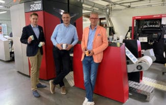 V.l.: Michał Kuczkowski (Sales Manager Xeikon), Sławomir Góral (Managing Director in Laboprint) und Krzysztof Fryc (President of Laboprint) vor der Xeikon 3500 (Quelle: Xeikon)