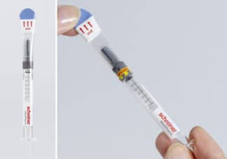 Bei der neuen Kennzeichnungslösung umschließt das Syringe-Closure-Wrap Label den Spritzenkörper und die komplette Kappe (Quelle: Schreiner Group)