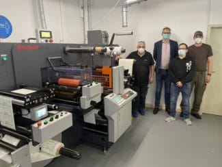 PrintsPaul-Geschäftsführer Paul Arndt (2.v.l.) und das MyLabels-Team konnten die neue Brotech CDF 330 in der 16. KW erfolgreich in Betrieb nehmen (Quelle: PrintsPaul)