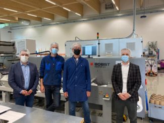 Vor der neuen Bobst MS bei Primcut (v.l.): Sandro Trenna (Graficon, Verkaufsleiter), Tobias Maienfisch (Primcut AG, GL), Jürg Maienfisch (Primcut AG, GL), Dominik Heiniger (Graficon, CEO) (Quelle: Graficon)