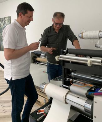 Paul Arndt, Geschäftsführer PrintsPaul (r.) und Christoph Stadlmann, Geschäftsführer G’sunder Drucker, beim Aufbau und der Schulung zum Brotech TDL (Quelle: Prints Paul)