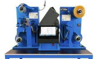Der DTM LF140e ist ein Finisher für den Anschluss an kleinere Etikettendrucker und die Verarbeitung kleiner Auflagen mit vielseitigen Funktionen (Quelle: DTM)