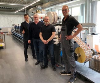 Von links nach rechts: Michael Koch von Heidelberg Deutschland, mit Eugen Kölling (Inhaber), Andreas Hansen (Produktionsleiter) und Stefan Bollens (Maschinenbediener) von HP-Etikettvor einer der beiden 2021 installierten Labelmaster (Quelle: Gallus Ferd. Rüesch AG)