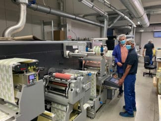 Bert Haenen, Geschäftsführer der Barthel Digitaldruck GmbH (i.) und Operator Ali Abdelyasol, hygienekonform an der neuen GM DC350Flex (Quelle: Nilpeter GmbH)