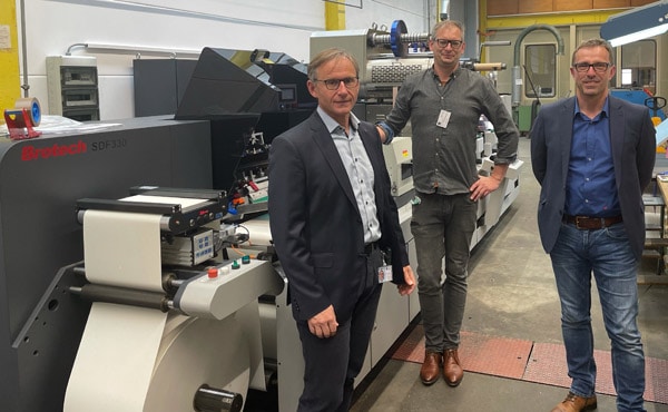 Dr. Harald Lossaum Schwarz Druck, Paul Arndt, PrintsPaul und Bernhard Rosenmüller, Schwarz Druck, vor der neuen Brotech SDF 330 (Quelle: PrintsPaul)