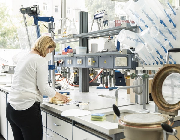 Vorbereitung der Spargelstangen im Labor der Hochschule München (Foto: Johanna Weber)