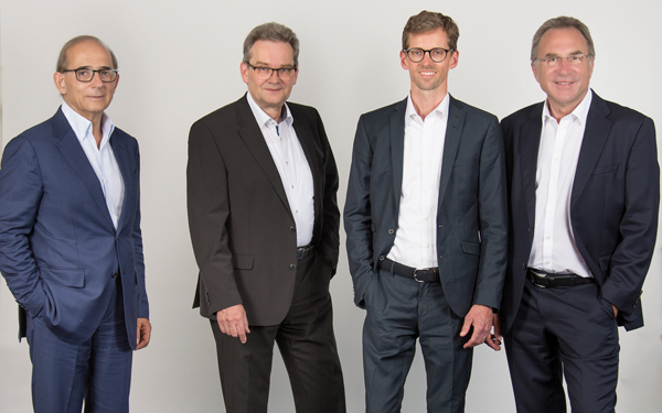 Das neue ISRA VISION Management Team (v. r. Hans Jürgen Christ, Tomas Lundin (Sprecher), Dr. Johannes Giet) übernimmt von dem ausscheidenden CEO und Gründer Enis Ersü (links)