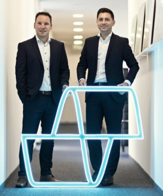 Daniel Sugg und Simon Reuter (geschäftsführende Gesellschafter) mit dem neuen Logo (Quelle: robos-label)