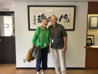 John Mayers, Geschäftsführer von Positive ID Labels, bei seinem Besuch in der Zentrale von Screen in Kyoto (Quelle: Screen)