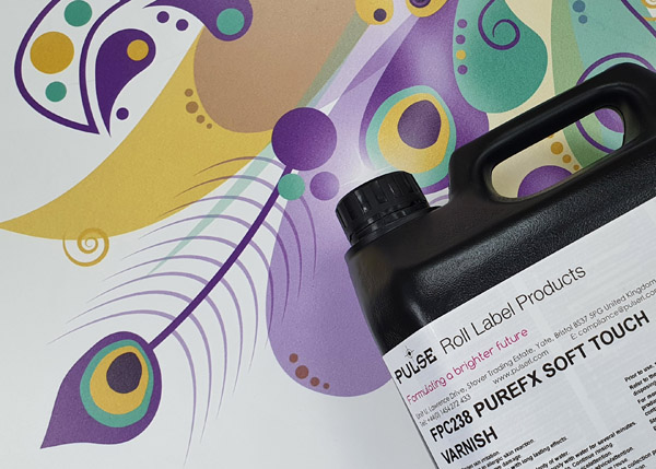 Der neue PureFX Soft Touch Lack von Pulse Roll Products ist eine Alternative zu Laminierfolien (Quelle: Pulse Roll)