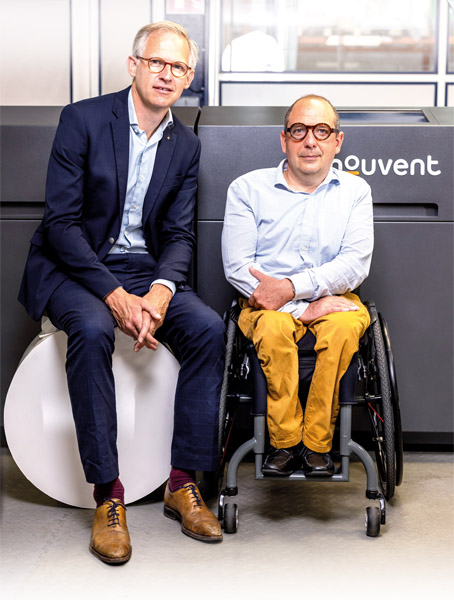 Thibault Duponchel (l.), General Manager und Rémi Wojciekowski, CEO bei Nord Techniques Etiquetage, vor der neuen Mouvent LB702-UV (Quelle: NTE) 