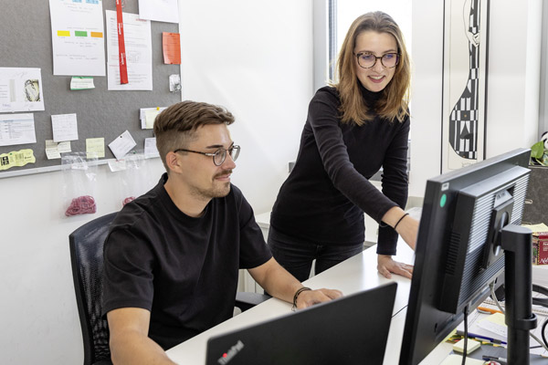 Die Azubi-Paten stehen den neuen Auszubildenden in den ersten Wochen ihrer Ausbildung mit Rat und Tat unterstützend zur Seite (Quelle: Schreiner Group) 