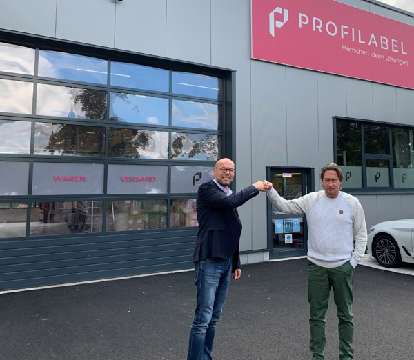 Thorsten Saathoff, Nilpeter GmbH (l.) und Karsten Jung, ProfiLabel GmbH vor dem neuen Firmengebäude in Wiehl (Quelle: Nilpeter)