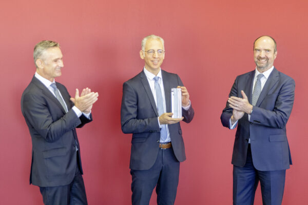 Konrad Meyer (l.), EY-Partner und Niederlassungsleiter in München, sowie Steffen Schwesig (r.), Regionalleiter und Direktor der Liechtensteiner LGT Bank AG, gratulieren Roland Schreiner (m.) zum Finalisten-Award (Quelle: Schreiner Group)