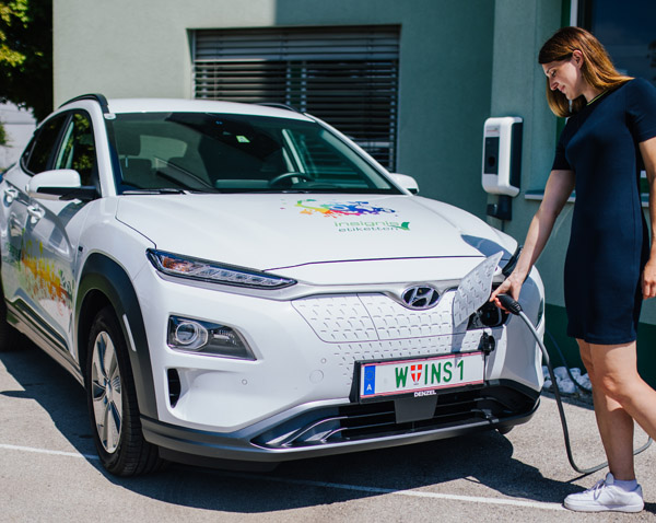 Die Beschaffung zweier E-Autos für den Aussendienst ist eine der Massnahmen zur ökologischen Produktion, die ständig erweitert werden (Quelle: Insignis)