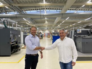 Adrian Tippenhauer (l.) CEO All4Labels und Stefan Harder, Inhaber Labelprint24 zeigen sich sehr zufrieden über vereinbarte Übernahme (Quelle: All4Labels)