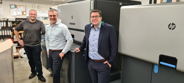 Die neue HP Indigo 6K ermöglicht der Kummor GmbH einen noch schnelleren Druck von Etiketten und Verpackungen und größere Flexibilität. (v.l.) Markus Dohr, Operator HP Indigo 6K Kummor GmbH, Sigurd Herrmann, Geschäftsführer Kummor GmbH & Thorsten Glaab, Sales Account Manager L&P HP Deutschland. (Quelle: HP Indigo)