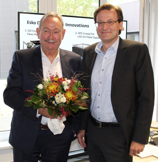 Freuen sich über 25 Jahre partnerschaftliche Zusammenarbeit: Udo Linke (links) und Dr. Thomas Klein (Quelle: Esko) 