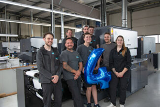Geschäftsleitung und Mitarbeiter von etikett.de freuen sich über die vierte HP-Indigo-Digitaldruckmaschine (Quelle: HP Indigo)