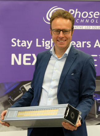 Adam Robak, Phoseon, zeigt das aktuelle Nexus-UL-LED Härtungssystem (Foto: Michael Scherhag) Adam Robak, Phoseon, zeigt das aktuelle Nexus-UL-LED Härtungssystem (Foto: Michael Scherhag) 
